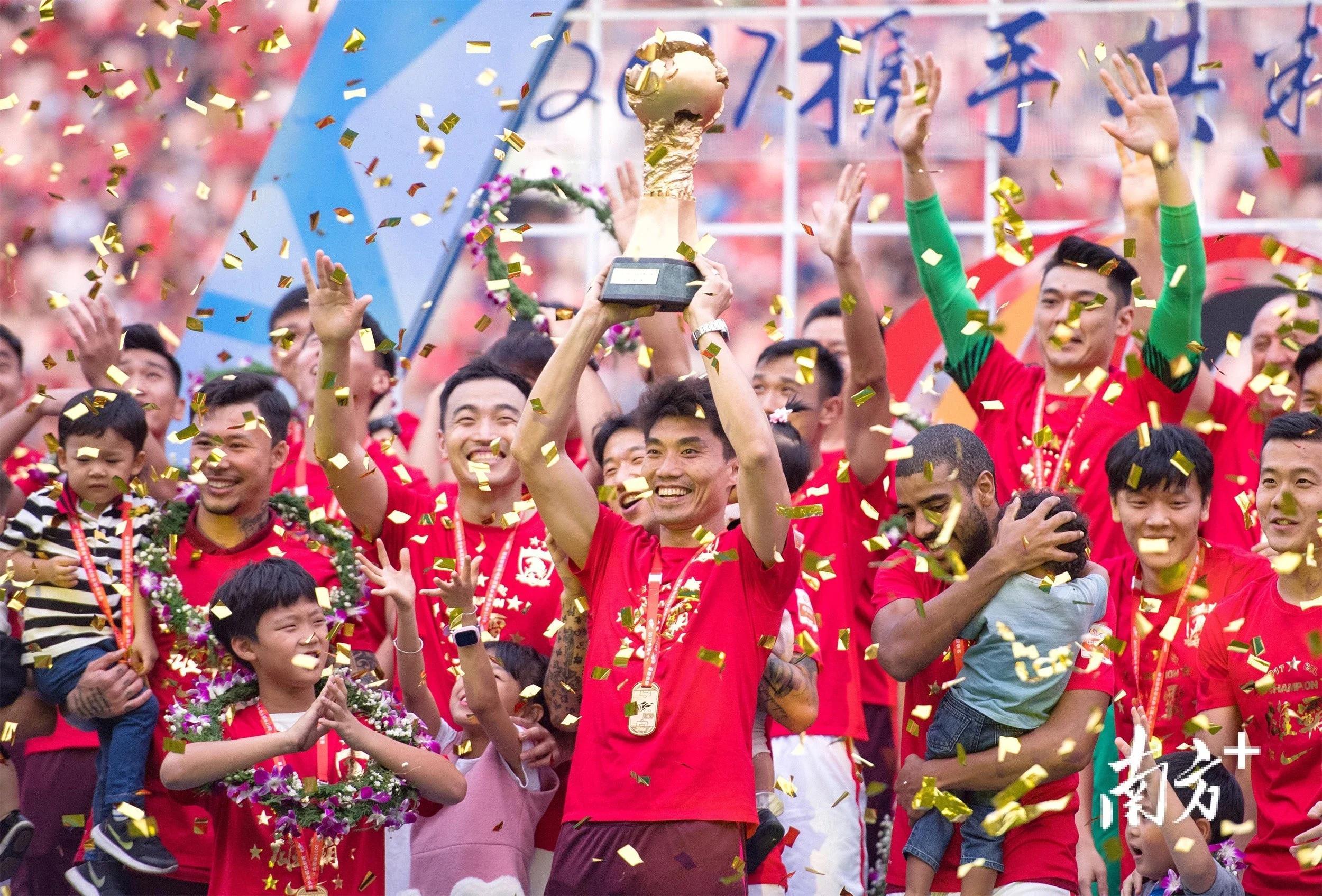 中超比赛现场直击：球员团结一心拼搏(一己之力带国足夺世界杯)