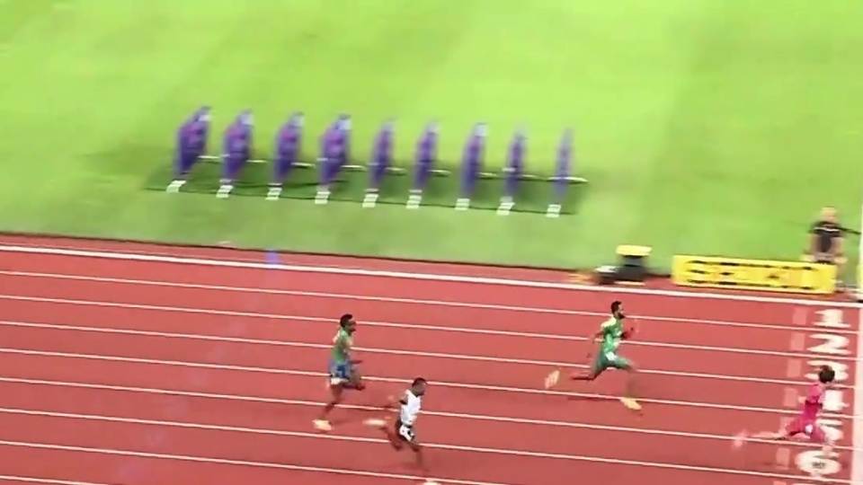 足球大战势均力敌，观众尽情欣赏