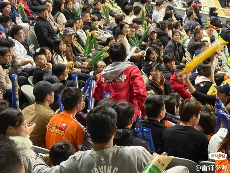 比赛现场观众热情高涨，为双方加油助威