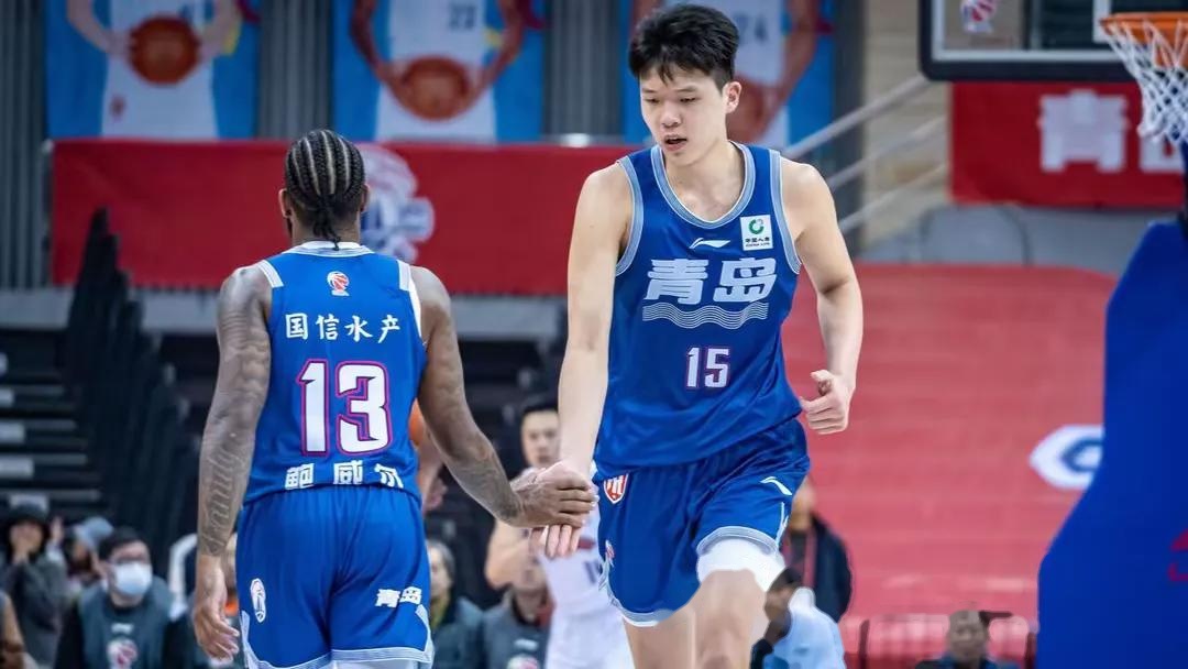 包含青岛队后卫发挥神勇，带领球队实现逆袭的词条