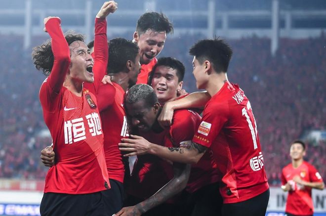 包含北京人和主场大胜江苏苏宁，领跑积分榜的词条