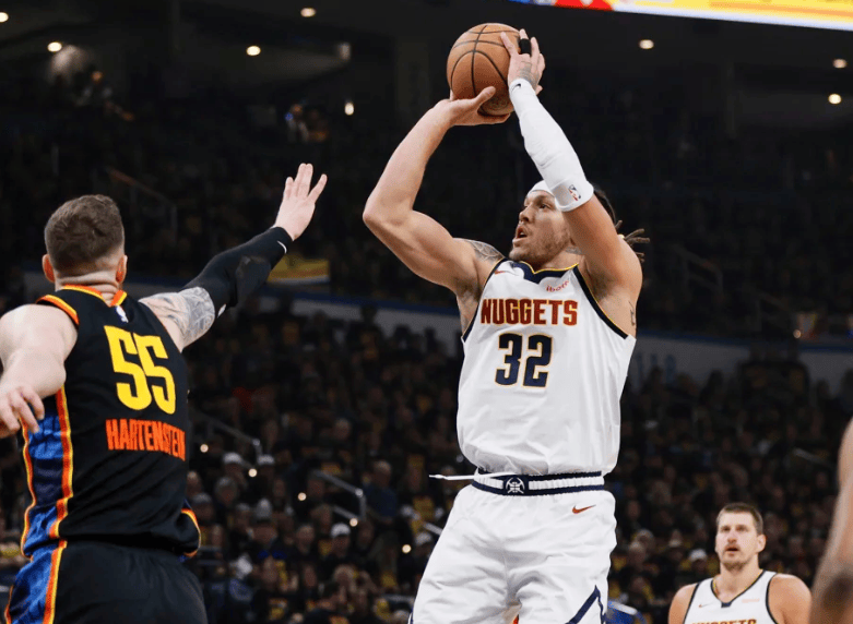 76人爆冷击败掘金继续领跑 76人爆冷击败掘金继续领跑