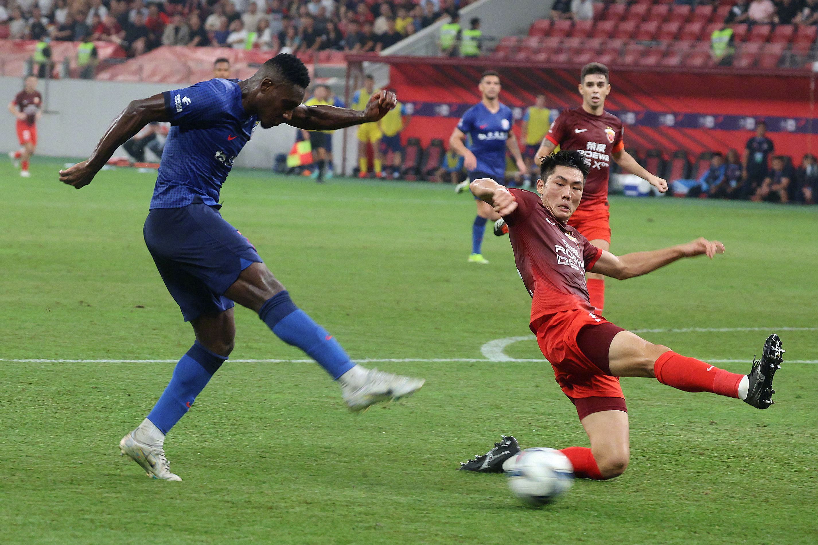 国际足球联赛上演绝佳一幕,球员表现出色 国际足球联赛上演绝佳一幕,球员表现出色